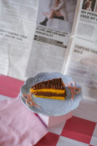 fatia de bolo de cenoura com camada de recheio de chocolate