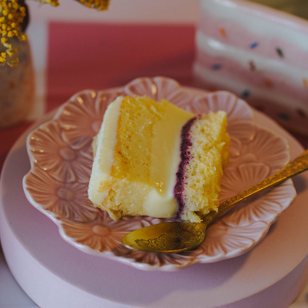 fatia de bolo gelado com recheio de leite Nido e compota de frutos vermelhos