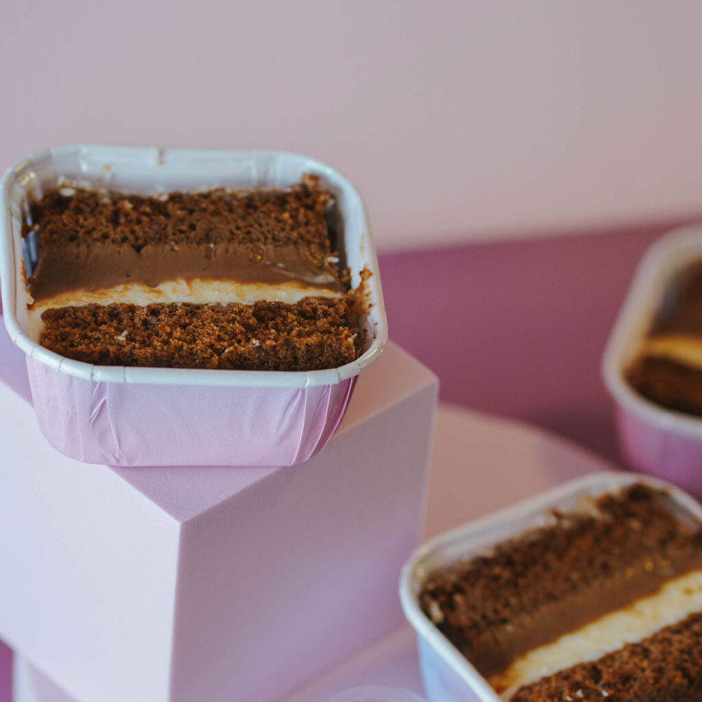 fatia de bolo gelado prestígio: recheio de côco e de chocolate