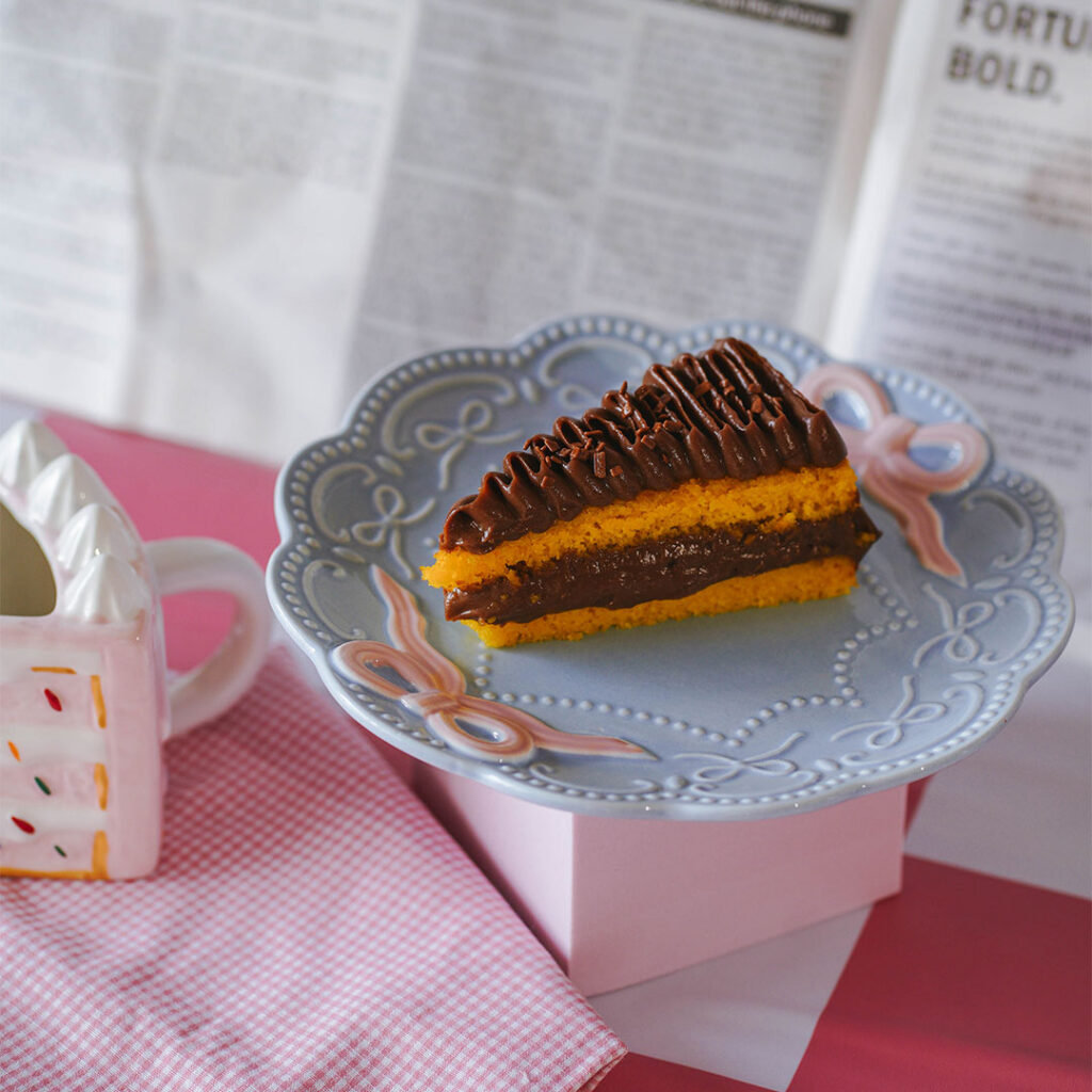 fatia de bolo de cenoura com recheio de chocolate verdadeiro e saboroso