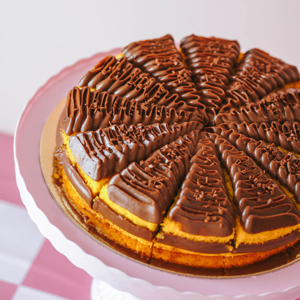 bolo inteiro de cenoura com recheio de chocolate cortado às fatias